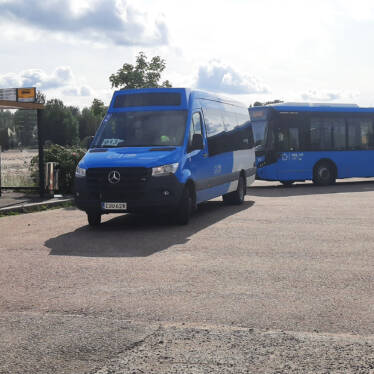 En kort och en normallång buss på Sjundeå hjärtas hållplats.