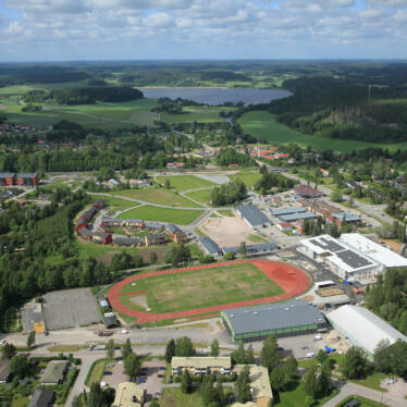 Flygbild över Sjundeå kommuncentrum mot Tjusträsk