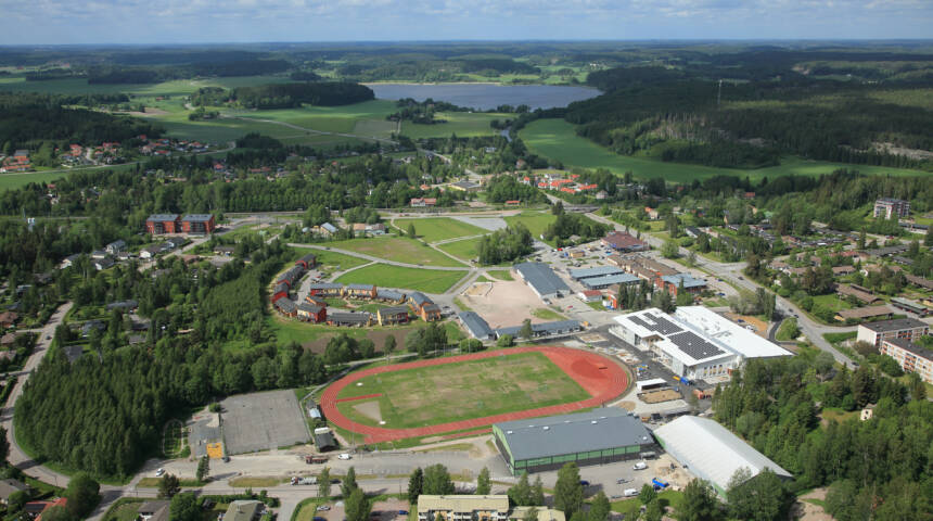 Flygbild över Sjundeå kommuncentrum mot Tjusträsk