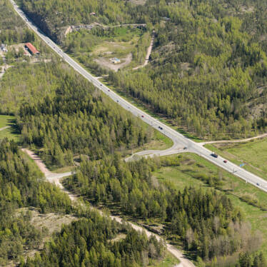 Flygbild över stamväg 51 vid korsningen med Sjundeåvägen.