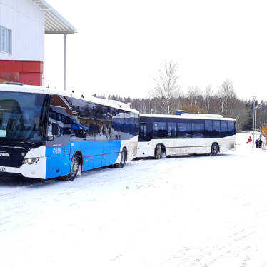 På bilden står HRT:s bussar på busshållplatsen utanför Bildningscampuset Sjundeå hjärta.