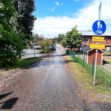 Trafikmärke för gång- och cykelväg i början av Åke Totts väg mot Parkstigen.