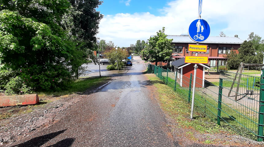 Åke Tottin tien Puistopolun päässä on kevyen liikenteen liikennemerkki.