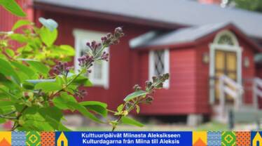 Fanjunkars, blommor framför byggnaden