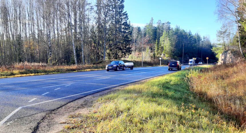 Kuvassa kantatie 51 Läntiseltä kuninkaantieltä länteen kuvattuna. Etualalla länteen vievä bussipysäkki, vähän kauempana liikennevalvontakamera.