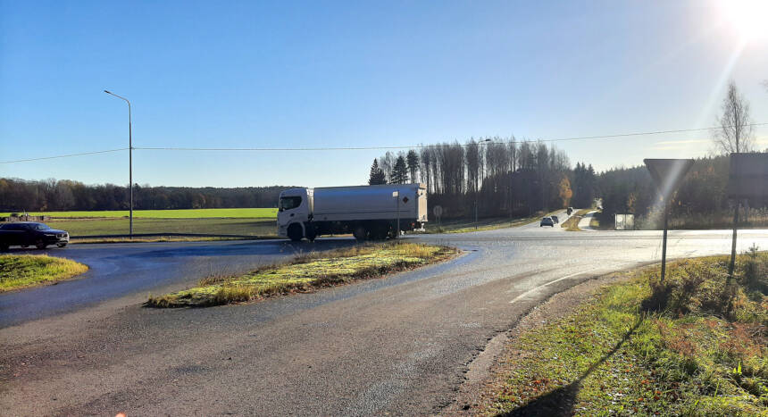 Läntisen kuninkaantien, kantatien 51 ja Störsvikintien risteys kuvattuna Läntiseltä kuninkaantieltä. Kantatiellä ajaa kuorma-auto ja henkilöauto, Störsvikintiellä kolme henkilöautoa.