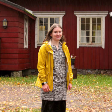 Maria Ilvonen fotograferad på Fanjunkars gårdstun.