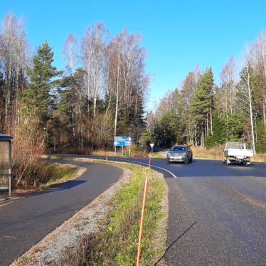 Störsviksvägens, Västra kungsvägens och stamväg 51:s korsning fotograferad från Störsviksvägen. Till vänster ett regnskydd för cyklar.