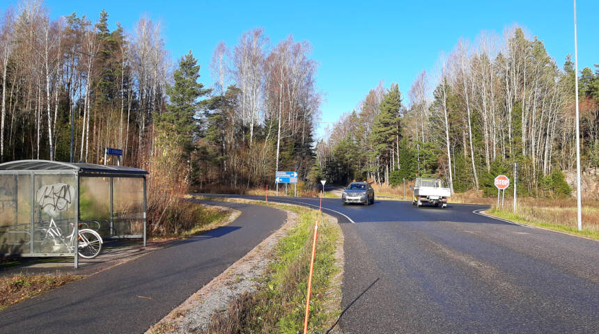 Störsviksvägens, Västra kungsvägens och stamväg 51:s korsning fotograferad från Störsviksvägen. Till vänster ett regnskydd för cyklar.